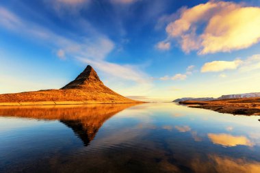 Dağ Kirkjufell, yansıma, Batı İzlanda