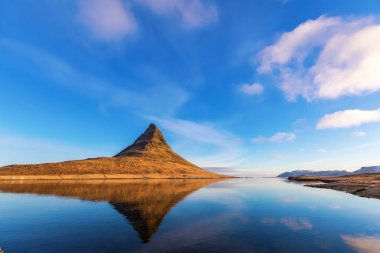 Dağ Kirkjufell, yansıma, Batı İzlanda