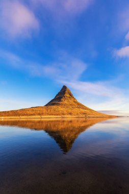 Dağ Kirkjufell, yansıma, Batı İzlanda