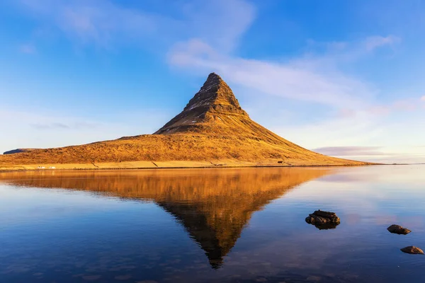 Dağ Kirkjufell, yansıma, Batı İzlanda