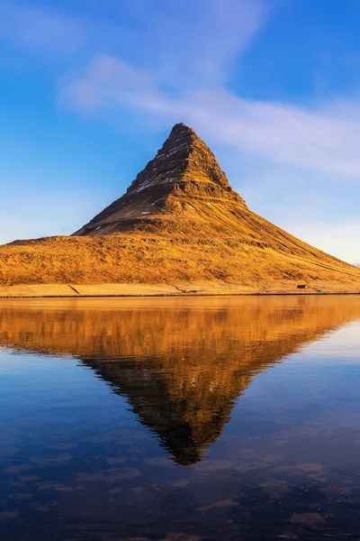 Montanha Kirkjufell, reflexão, Islândia Ocidental — Fotografia de Stock