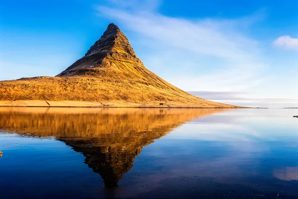 Mountain Kirkjufell, reflektion, västra Island — Stockfoto