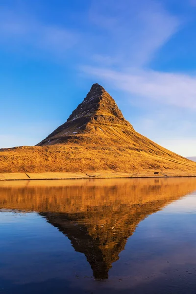 Berg Kirkjufell, reflectie, westen van IJsland — Stockfoto