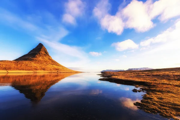 Dağ Kirkjufell, yansıma, Batı İzlanda
