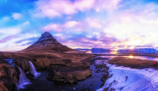 Frühlingssonnenaufgang über dem berühmten Kirkjufellsfoss-Wasserfall mit — Stockfoto