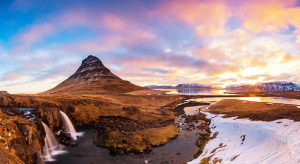 Våren soluppgång över det berömda Kirkjufellsfoss vattenfallet med Ki — Stockfoto