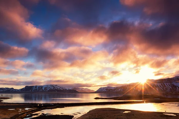 Grundarfjordur town, İzlanda yakınındaki renkli gündoğumu