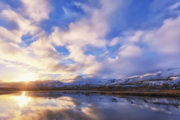 Farbenfroher Sonnenaufgang in der Nähe der Stadt Grundarfjordur, Island — Stockfoto