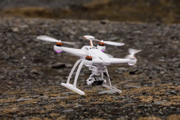 Een drone die tijdens een vlucht neerstortte — Stockfoto