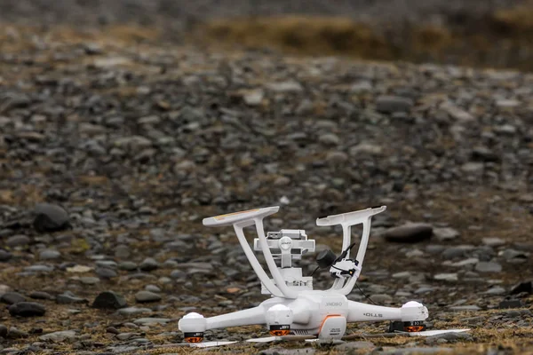 Een drone die tijdens een vlucht neerstortte — Stockfoto