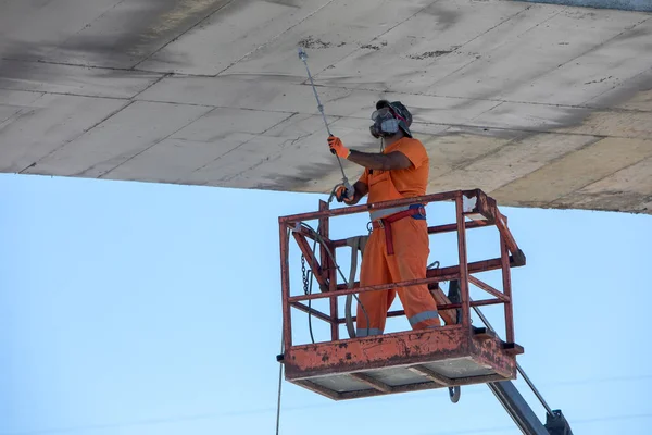 Worker on a lifting machine works on the construction — Stock Photo, Image