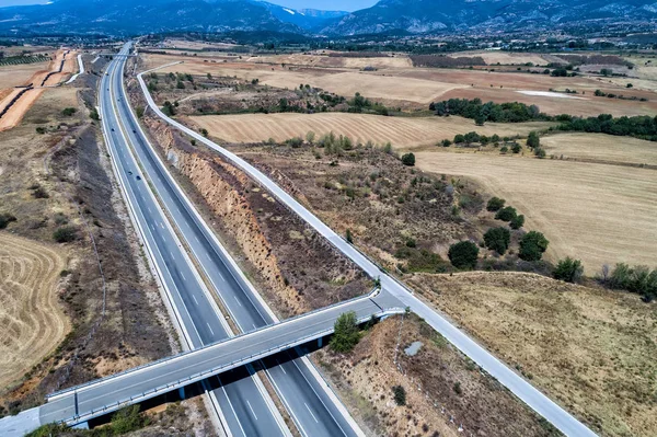 国道 (Egnatia Odos)，穿过 Gre 的鸟瞰图 — 图库照片