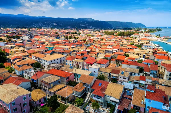 Barche a vela nel porto turistico e nella città di Lefkada, Grecia — Foto Stock