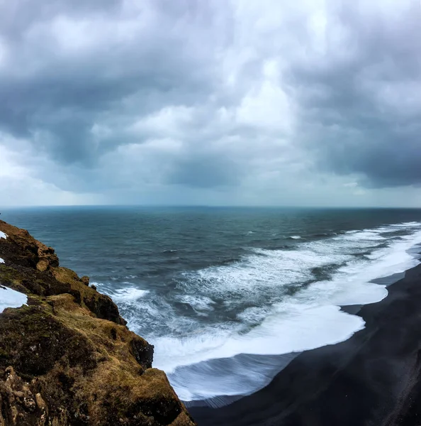Блэк-Бич, Вик, Исландия — стоковое фото
