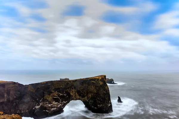 Magnifika rock arch på Dyrholaey, Island — Stockfoto