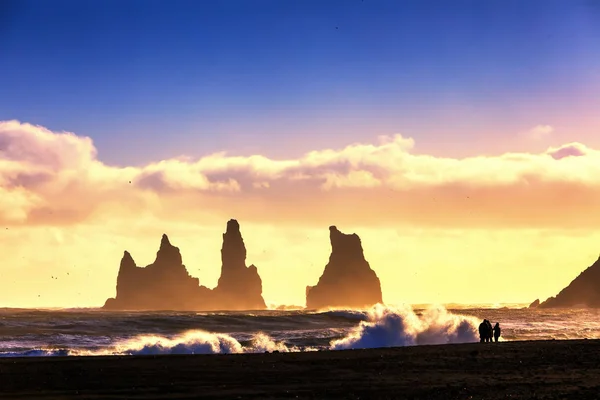 Färgsprakande solnedgång, Reynisdrangar, Vík, Iceland — Stockfoto