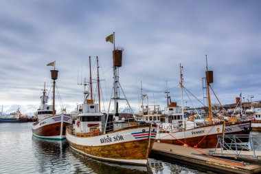 Geleneksel balina Husavik liman yalan tekneler 
