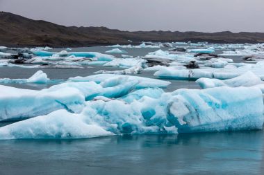  Jokulsarlon gölünde tarafından güney kıyılarında o yüzen buzdağı