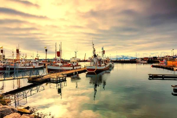 Barcos pesqueros tradicionales que yacen en el puerto de Husavik — Foto de Stock