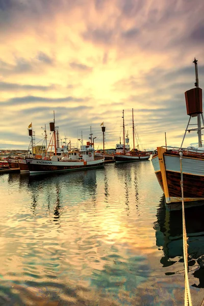Παραδοσιακές ψαράδικες βάρκες που βρίσκονται σε το λιμάνι του Ρέικιαβικ — Φωτογραφία Αρχείου