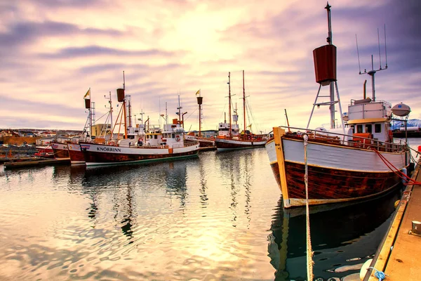 Bateaux de pêcheurs traditionnels couchés dans le port de Husavik — Photo