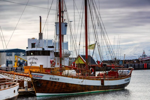 Traditional whale watching boats lying in the harbor of Husavik — Stock Photo, Image