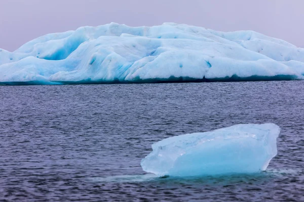Icebergs flutuando na Lagoa Jokulsarlon pela costa sul do — Fotografia de Stock