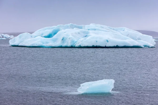 Eisberge treiben in der Jokulsarlon-Lagune an der Südküste — Stockfoto