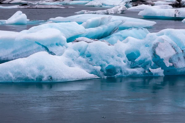 Icebergs flutuando na Lagoa Jokulsarlon pela costa sul do — Fotografia de Stock