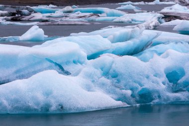  Jokulsarlon gölünde tarafından güney kıyılarında o yüzen buzdağı
