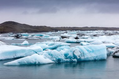  Jokulsarlon gölünde tarafından güney kıyılarında o yüzen buzdağı