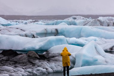  Jokulsarlon gölünde tarafından güney kıyılarında o yüzen buzdağı