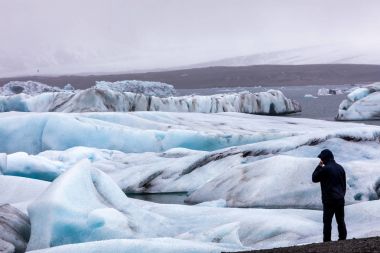  Jokulsarlon gölünde tarafından güney kıyılarında o yüzen buzdağı