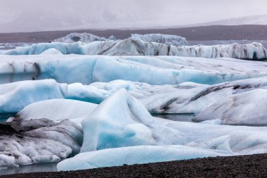  Jokulsarlon gölünde tarafından güney kıyılarında o yüzen buzdağı