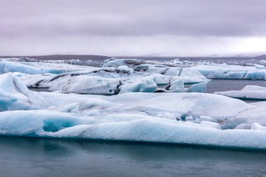  Jokulsarlon gölünde tarafından güney kıyılarında o yüzen buzdağı