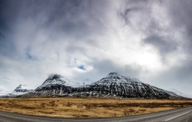 Tipik İzlanda manzara yol ve dağ.