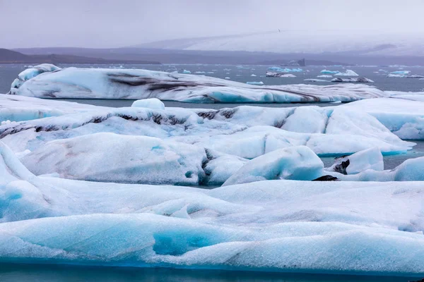 Παγόβουνα επιπλέουν στην Λιμνοθάλασσα Γιόκουλσάρλον από το o νότια ακτή — Φωτογραφία Αρχείου