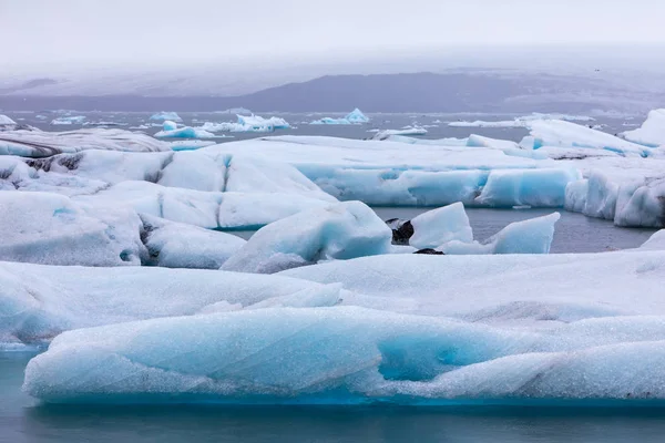 Jéghegyek az úszó Jokulsarlon lagúna déli partján Oláh — Stock Fotó