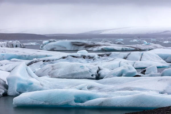 Iceberg galleggianti nella laguna di Jokulsarlon sulla costa meridionale o — Foto Stock