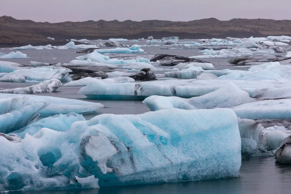 Παγόβουνα επιπλέουν στην Λιμνοθάλασσα Γιόκουλσάρλον από το o νότια ακτή — Φωτογραφία Αρχείου