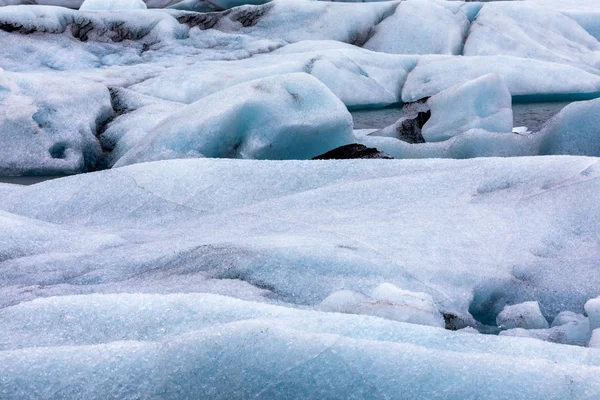 Jokulsarlon gölünde tarafından güney kıyılarında o yüzen buzdağı — Stok fotoğraf