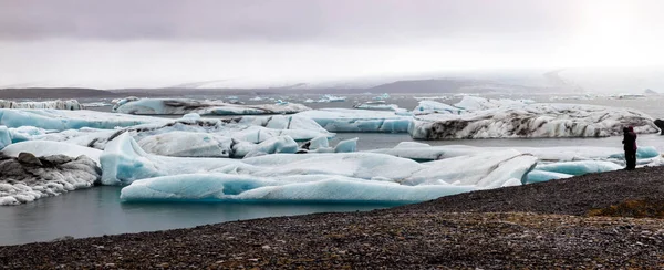 Ijsbergen drijvend in Jokulsarlon lagune door de zuidelijke kust-o — Stockfoto