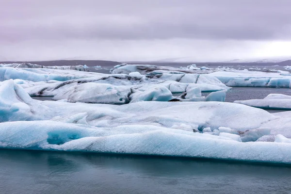 Jéghegyek az úszó Jokulsarlon lagúna déli partján Oláh — Stock Fotó