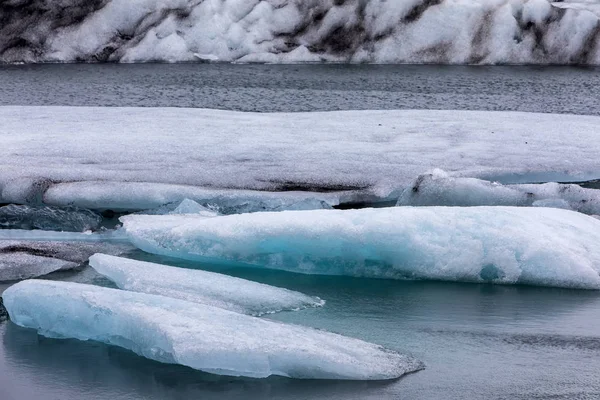 Icebergs flottant dans la lagune de Jokulsarlon près de la côte sud o — Photo