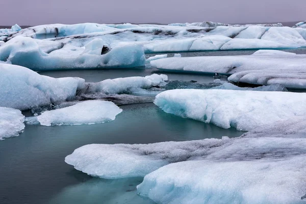 Jéghegyek az úszó Jokulsarlon lagúna déli partján Oláh — Stock Fotó