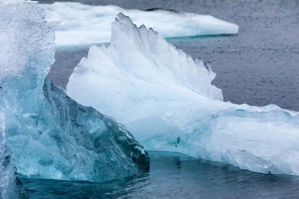 由南部海岸 o Jokulsarlon 泻湖漂浮的冰山 — 图库照片