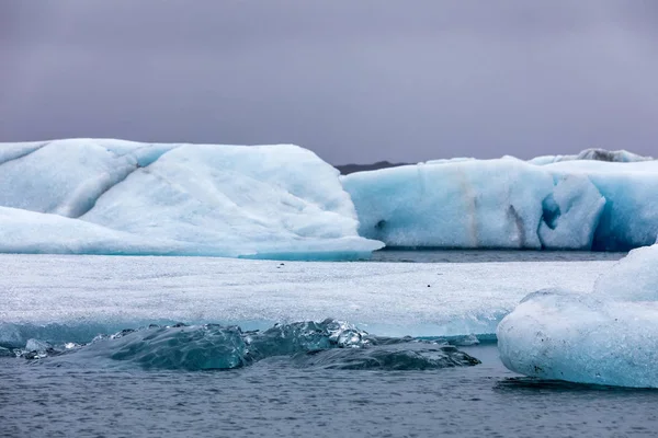 Jéghegyek az úszó Jokulsarlon lagúna déli partján Oláh — Stock Fotó