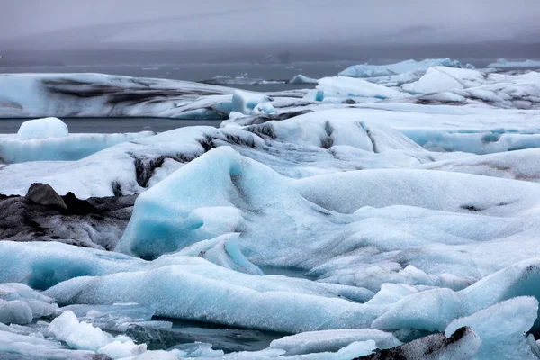 由南部海岸 o Jokulsarlon 泻湖漂浮的冰山 — 图库照片