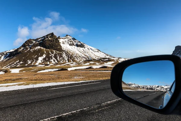 Paysage typique de l'Islande avec route et montagnes . — Photo