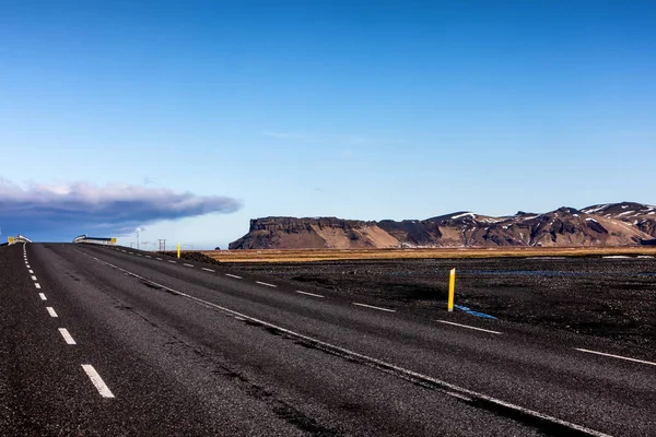Paysage typique de l'Islande avec route et montagnes . — Photo